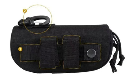 De Brillenkoker heeft diverse Sluitingen voor het dragen zoals Karabijn haak en broekriemsluiting