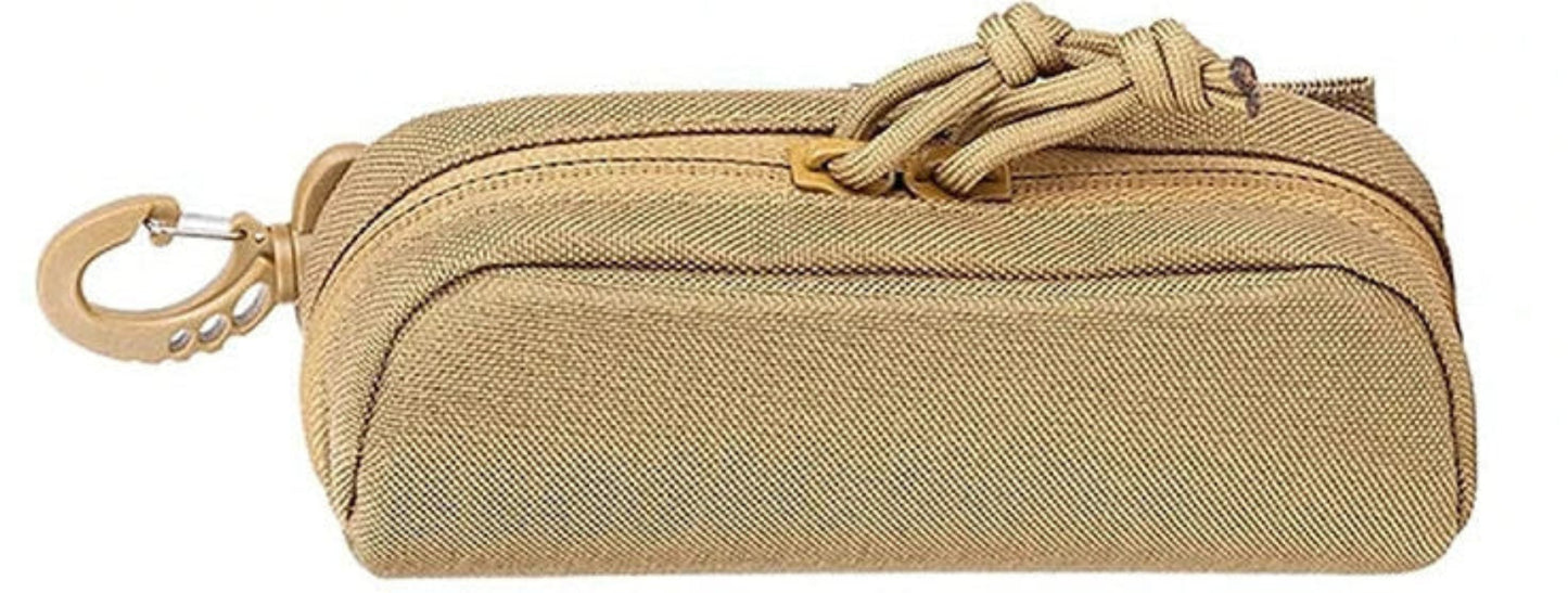 
kaki brillenkoker met karabijnhaak voor bescherming van bril tijdens wandelen
