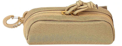 
kaki brillenkoker met karabijnhaak voor bescherming van bril tijdens wandelen
