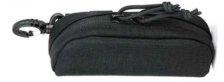 brillenkoker met karabijnhaak voor bescherming van bril tijdens wandelen
